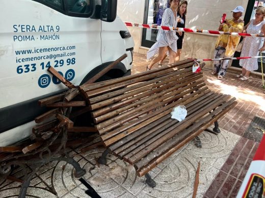(Fotos)  Grave accidente en Maó: una furgoneta descontrolada atropella a dos peatones