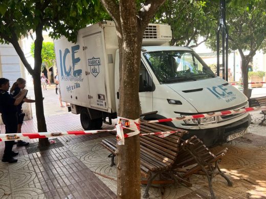 (Fotos)  Grave accidente en Maó: una furgoneta descontrolada atropella a dos peatones