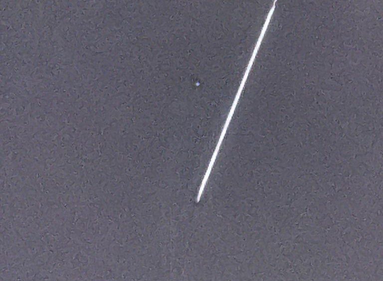 Cala Santandria se ha convertido en un mirador privilegiado para observar la danza de satélites Starlink en el cielo menorquín (Fotos: Y.B.).