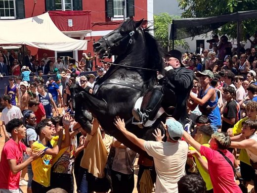 (Fotos y Vídeo) Es Castell vibra al ritmo del jaleo en las fiestas de Sant Jaume