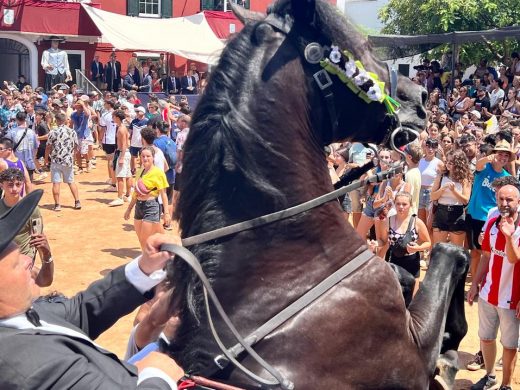 (Fotos y Vídeo) Es Castell vibra al ritmo del jaleo en las fiestas de Sant Jaume