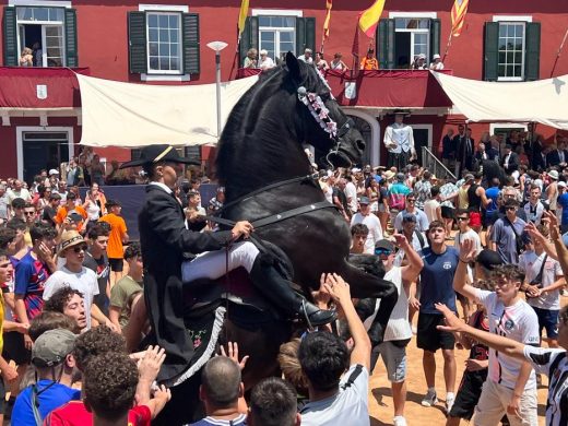 (Fotos y Vídeo) Es Castell vibra al ritmo del jaleo en las fiestas de Sant Jaume