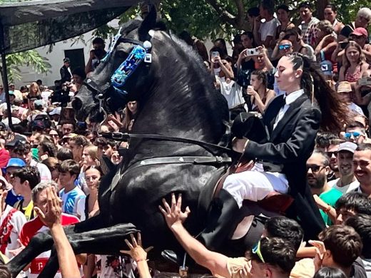 (Fotos y Vídeo) Es Castell vibra al ritmo del jaleo en las fiestas de Sant Jaume