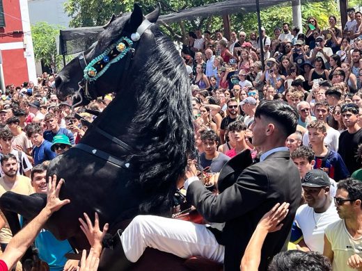 (Fotos y Vídeo) Es Castell vibra al ritmo del jaleo en las fiestas de Sant Jaume