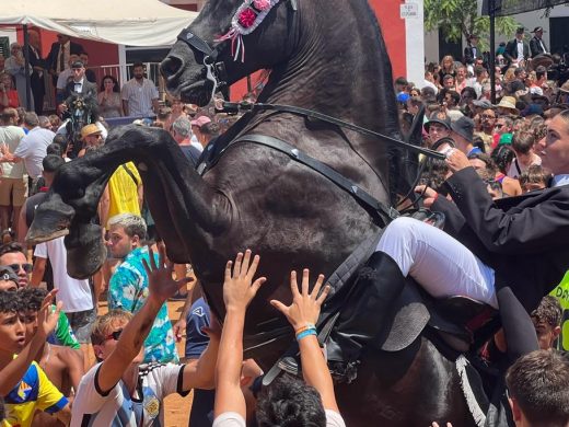 (Fotos y Vídeo) Es Castell vibra al ritmo del jaleo en las fiestas de Sant Jaume