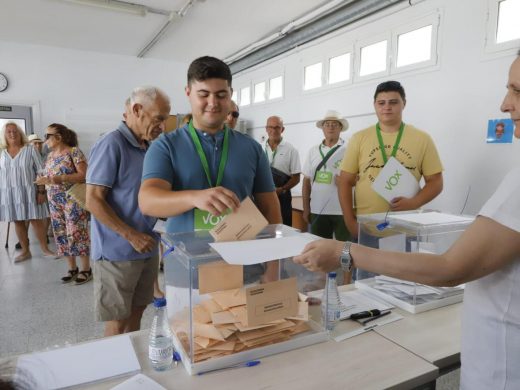 (Fotos) Goteo incesante de candidatos votando en Menorca