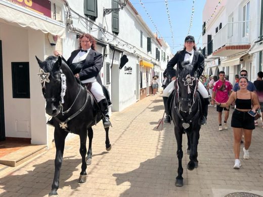 (Fotos y vídeos) Fornells vota fiesta