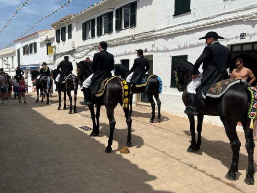 (Fotos y vídeos) Fornells vota fiesta