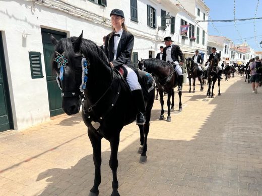 (Fotos y vídeos) Fornells vota fiesta