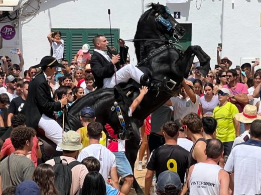 (Fotos y vídeos) Fornells vota fiesta