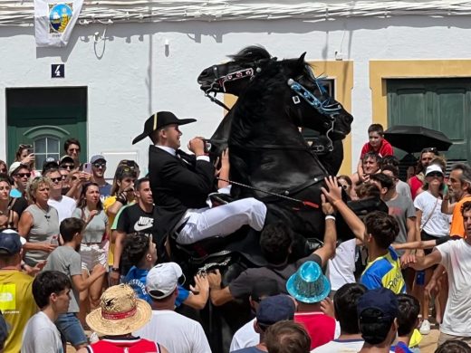 (Fotos y vídeos) Fornells vota fiesta