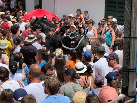 (Fotos y vídeos) Fornells vota fiesta