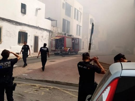 (Fotos y Vídeos) Incendio en Maó