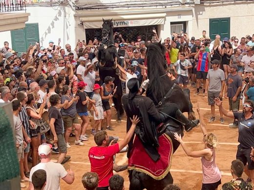 (Vídeo y fotos) Fiesta grande en Es Migjorn Gran