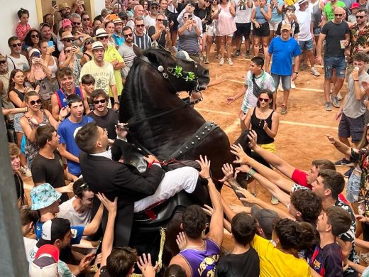 (Vídeo y fotos) Fiesta grande en Es Migjorn Gran