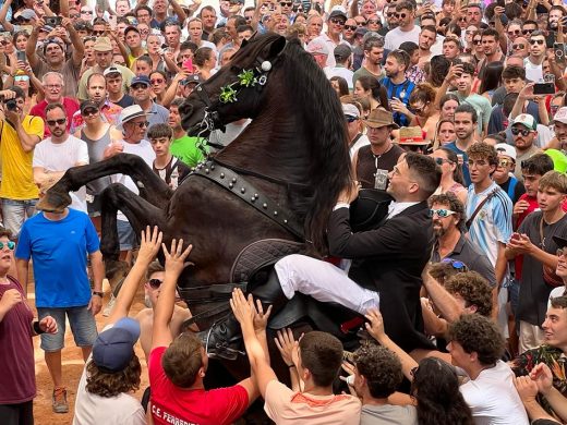 (Vídeo y fotos) Fiesta grande en Es Migjorn Gran