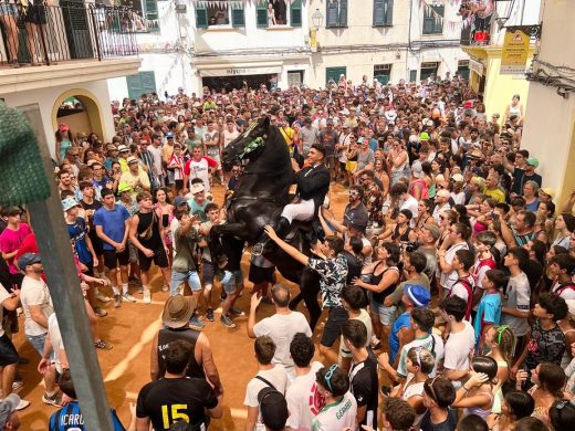 (Vídeo y fotos) Fiesta grande en Es Migjorn Gran