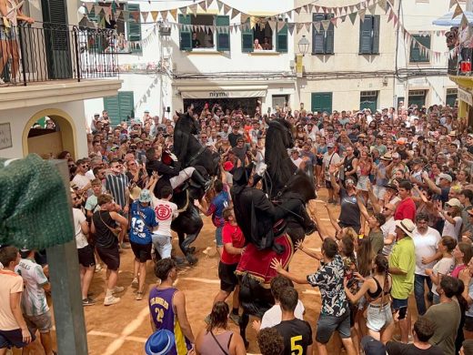 (Vídeo y fotos) Fiesta grande en Es Migjorn Gran