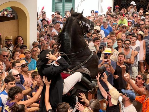 (Vídeo y fotos) Fiesta grande en Es Migjorn Gran