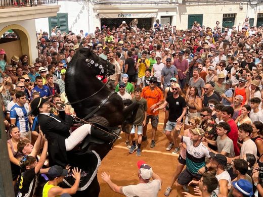 (Vídeo y fotos) Fiesta grande en Es Migjorn Gran