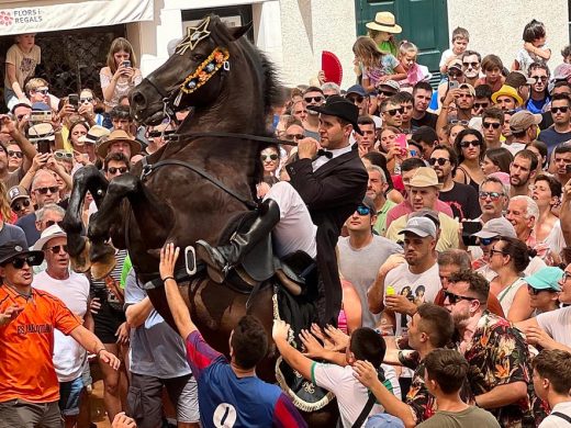 (Vídeo y fotos) Fiesta grande en Es Migjorn Gran