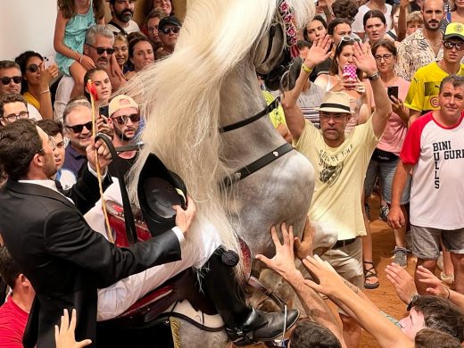 (Vídeo y fotos) Fiesta grande en Es Migjorn Gran