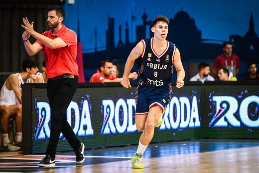 Zamora pide tiempo tras una canasta serbia (Foto: FIBA)