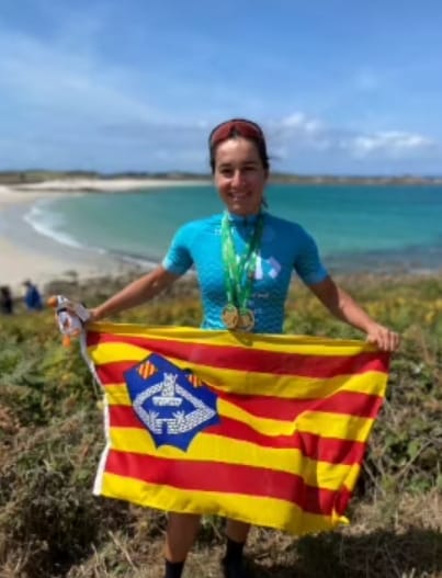 Núria Bosch posando con la bandera de Menorca (Imagen: Instagram IGA Menorca)