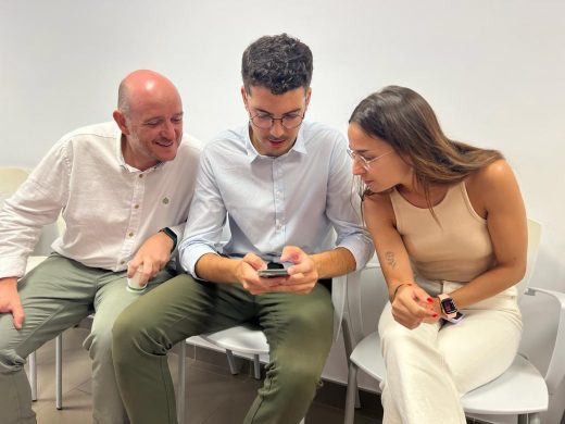 Miquel Mariano y Pepe Mercadal, candidatos del PSOE, pendientes del recuento (Fotografía de Tolo Mercadal)