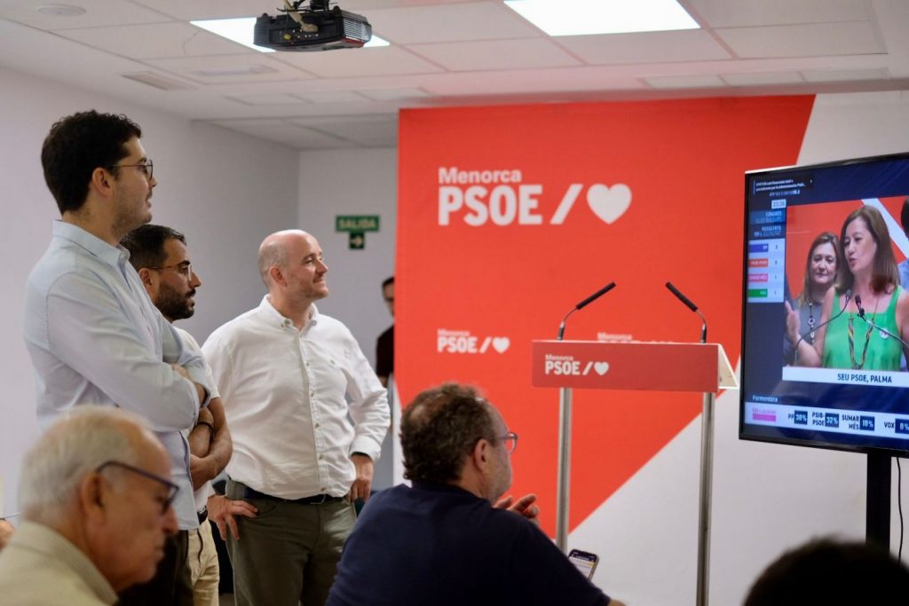 Los candidatos del PSOE en su sede en Menorca (Fotografía de Antxon Castresana)