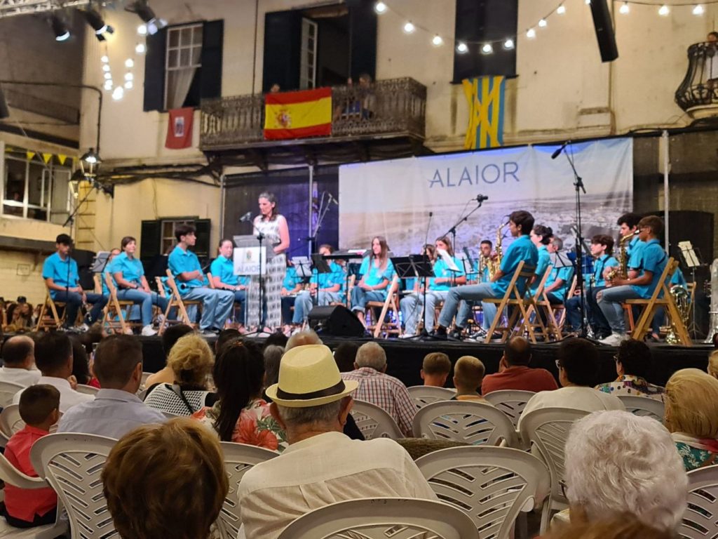 Maria Antònia Pons en su discurso en la Plaça Constitució (Foto: Ayuntamiento de Alaior)