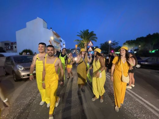 (Fotos) El desfile de carrozas de Sant Llorenç ilumina Alaior