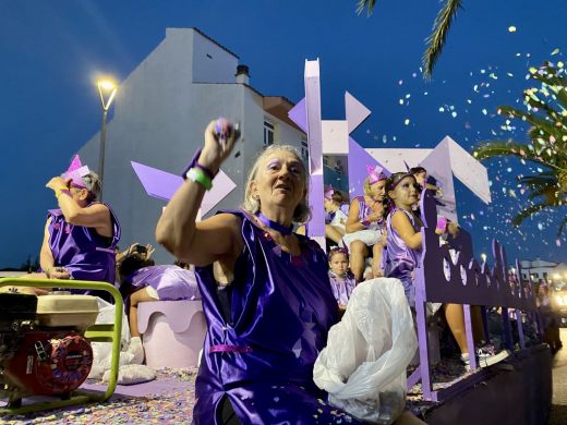 (Fotos) El desfile de carrozas de Sant Llorenç ilumina Alaior