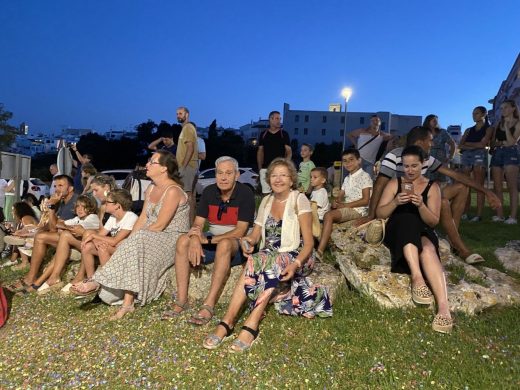 (Fotos) El desfile de carrozas de Sant Llorenç ilumina Alaior