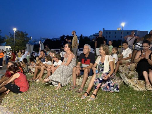 (Fotos) El desfile de carrozas de Sant Llorenç ilumina Alaior