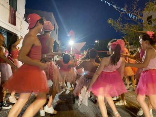 (Fotos) El desfile de carrozas de Sant Llorenç ilumina Alaior