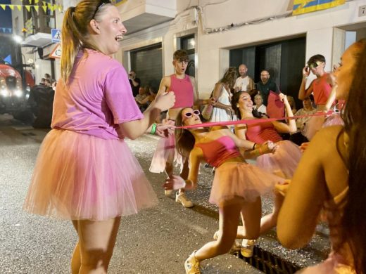 (Fotos) El desfile de carrozas de Sant Llorenç ilumina Alaior