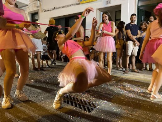 (Fotos) El desfile de carrozas de Sant Llorenç ilumina Alaior