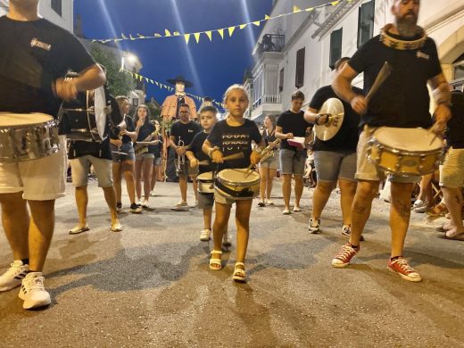 (Fotos) El desfile de carrozas de Sant Llorenç ilumina Alaior