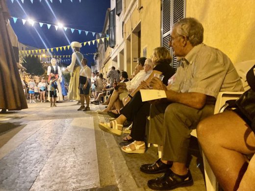 (Fotos) El desfile de carrozas de Sant Llorenç ilumina Alaior