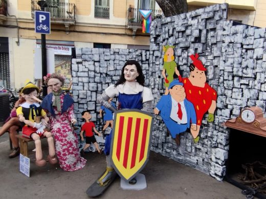 Los integrantes de la familia Ulises en la plaza de la Vila de Gràcia.