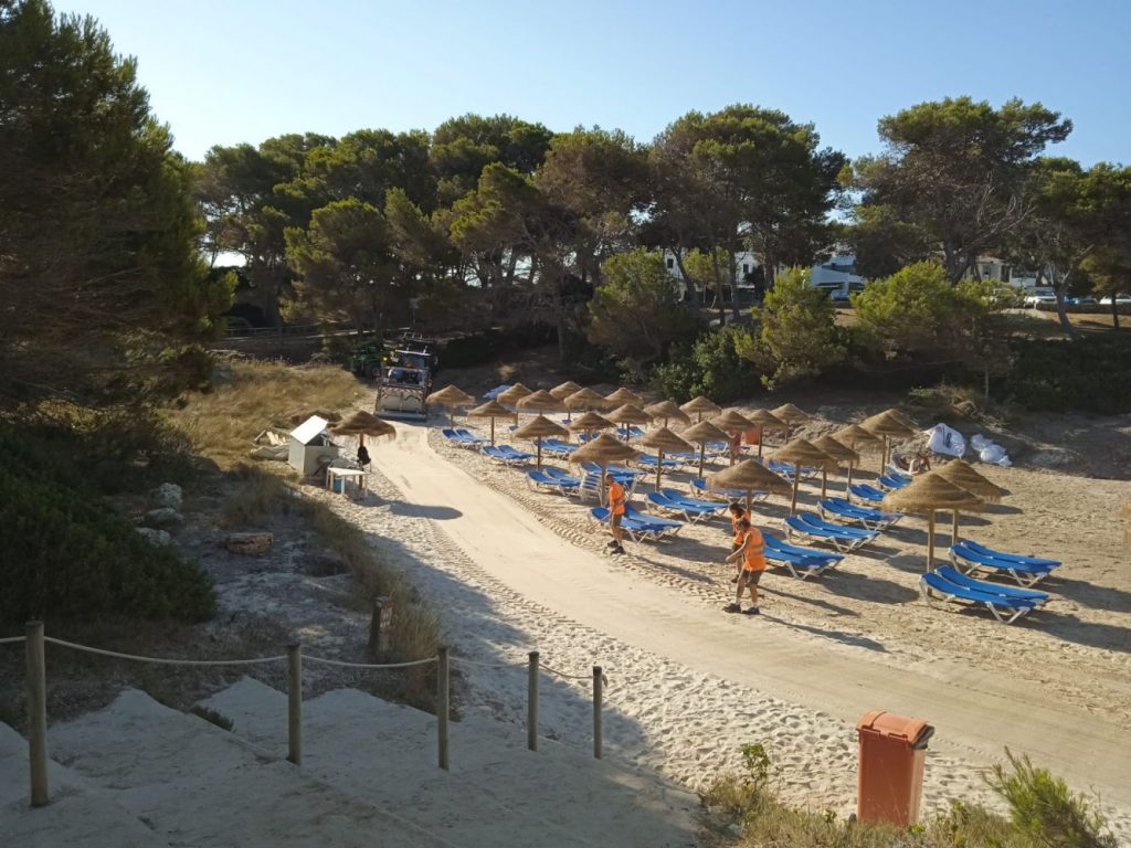 Vecinos y comerciantes se habían quejado al consistorio por el estado de la playa (Foto: Ayuntamiento de Ciutadella)