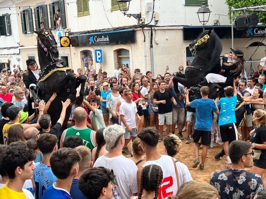 (FOTOS) Sant Lluís celebra un jaleo exprés bajo la lluvia