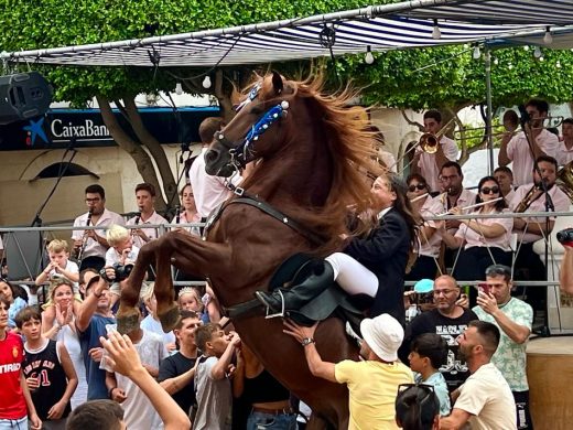 (FOTOS) Sant Lluís celebra un jaleo exprés bajo la lluvia
