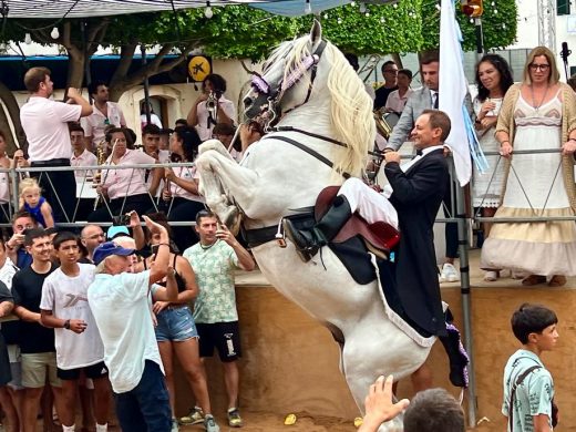 (FOTOS) Sant Lluís celebra un jaleo exprés bajo la lluvia