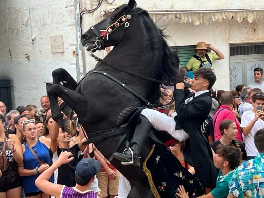 (FOTOS) Sant Lluís celebra un jaleo exprés bajo la lluvia