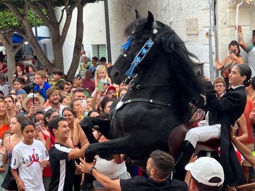 (FOTOS) Sant Lluís celebra un jaleo exprés bajo la lluvia
