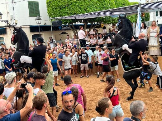 (FOTOS) Sant Lluís celebra un jaleo exprés bajo la lluvia