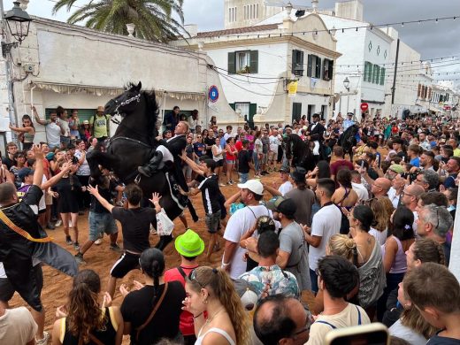 (FOTOS) Sant Lluís celebra un jaleo exprés bajo la lluvia
