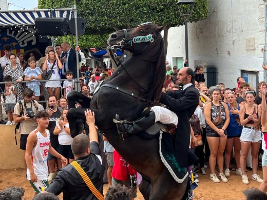 (FOTOS) Sant Lluís celebra un jaleo exprés bajo la lluvia